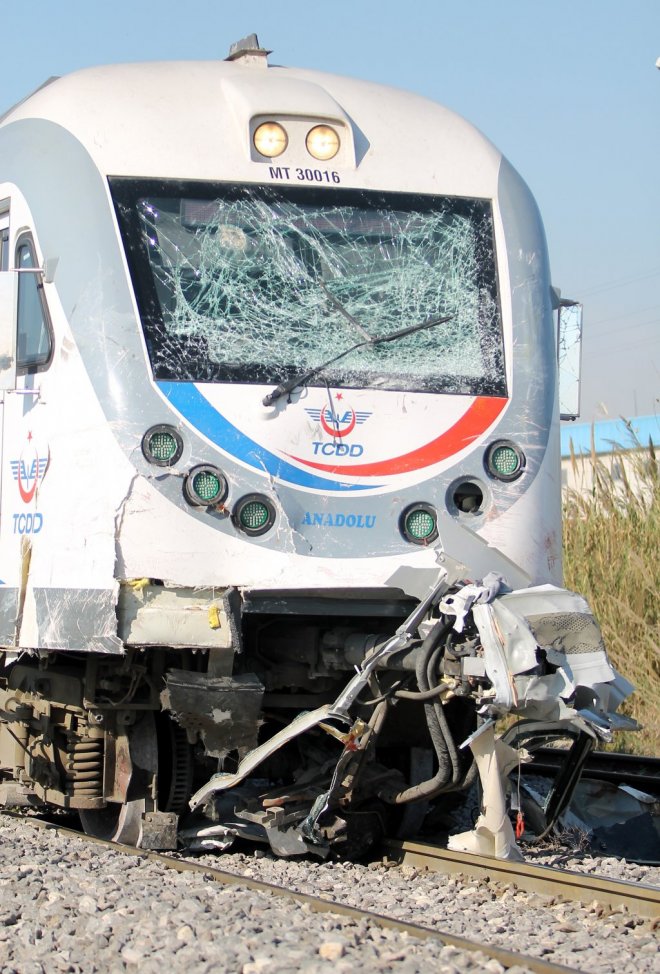 Resim 5: 20.03.2014 tarihinde Mersin yakınlarında işçi servisine çarpan yolcu treni (2,3) .