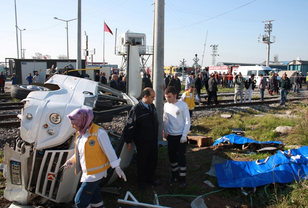 Resim 6 : 20.03.2014 tarihinde Mersin-Akdeniz ilçesinde hemzemin geçit tren kazası (5)