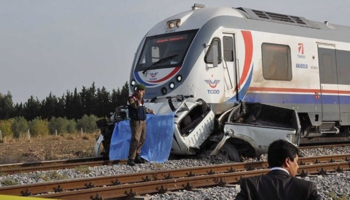 Resim 7: 06.11.2013’de Tarsus yakınları hemzemin geçit kazası(8) .